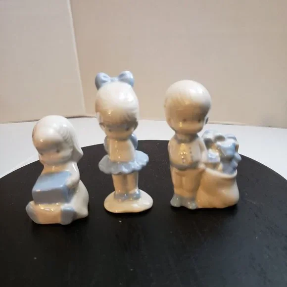 Porcelain child figures winter themed - Picture 9 of 12